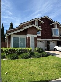 Building Photo - Move in Ready 3bed/3bath, beautiful backyard
