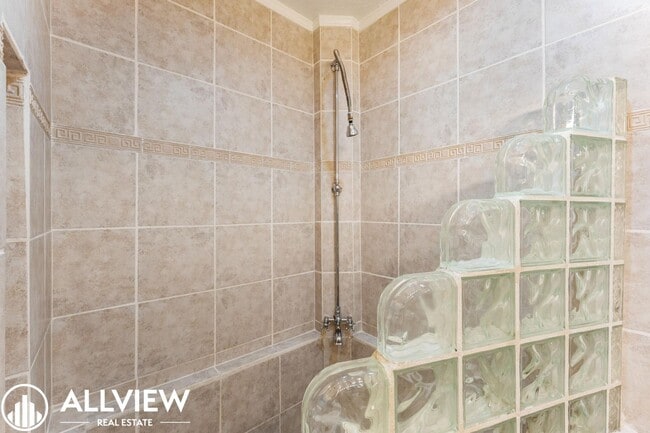 Building Photo - Beautifully Renovated 2-Bed, 2-Bath Home in a Gated Community!