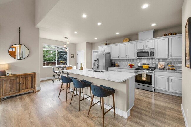 Building Photo - Stunning furnished home located in the des...