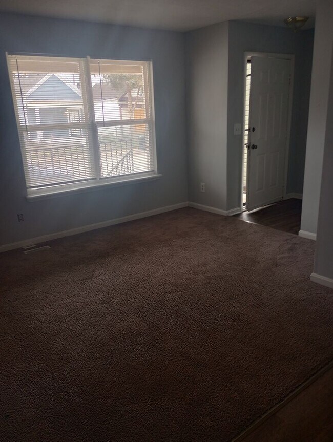 Building Photo - Spacious 3-bedroom Brick House