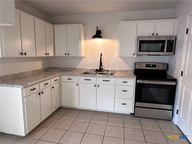 Building Photo - 1202 Urbantke Ct