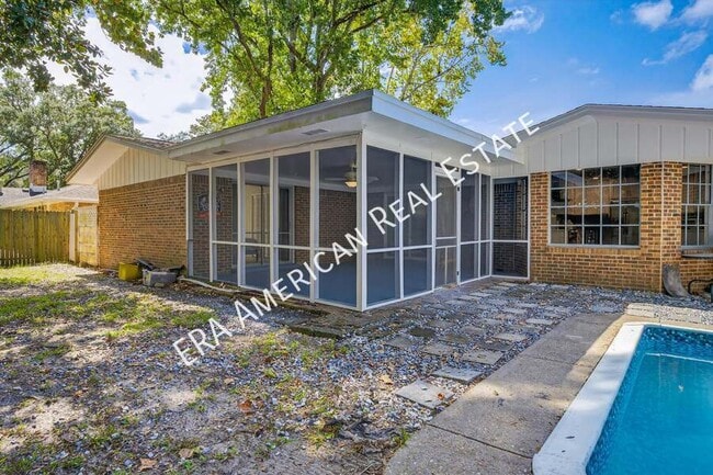 Building Photo - 614 Merioneth Dr NE