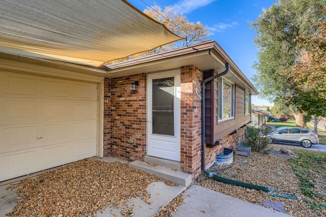 Building Photo - 4 Bed 2.5 Bath Duplex with Private Fenced ...