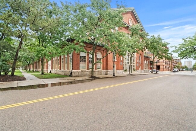 Building Photo - 106 13th St