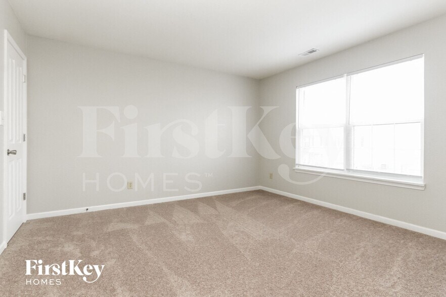 Building Photo - 860 Treyburn Green Dr