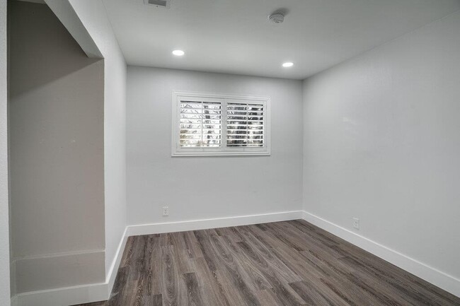 Building Photo - 1043 Springdale Rd