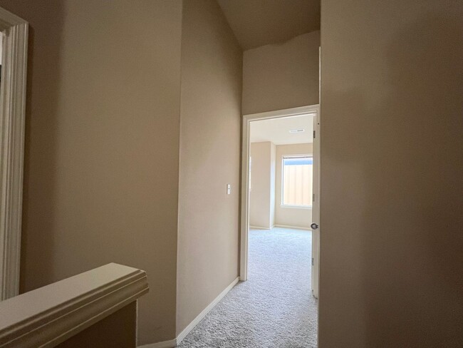 Building Photo - 2 Bed Townhouse with Two Master suites- Ne...