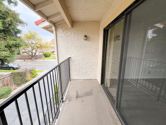 Building Photo - Remodeled Townhouse Near Downtown Campbell
