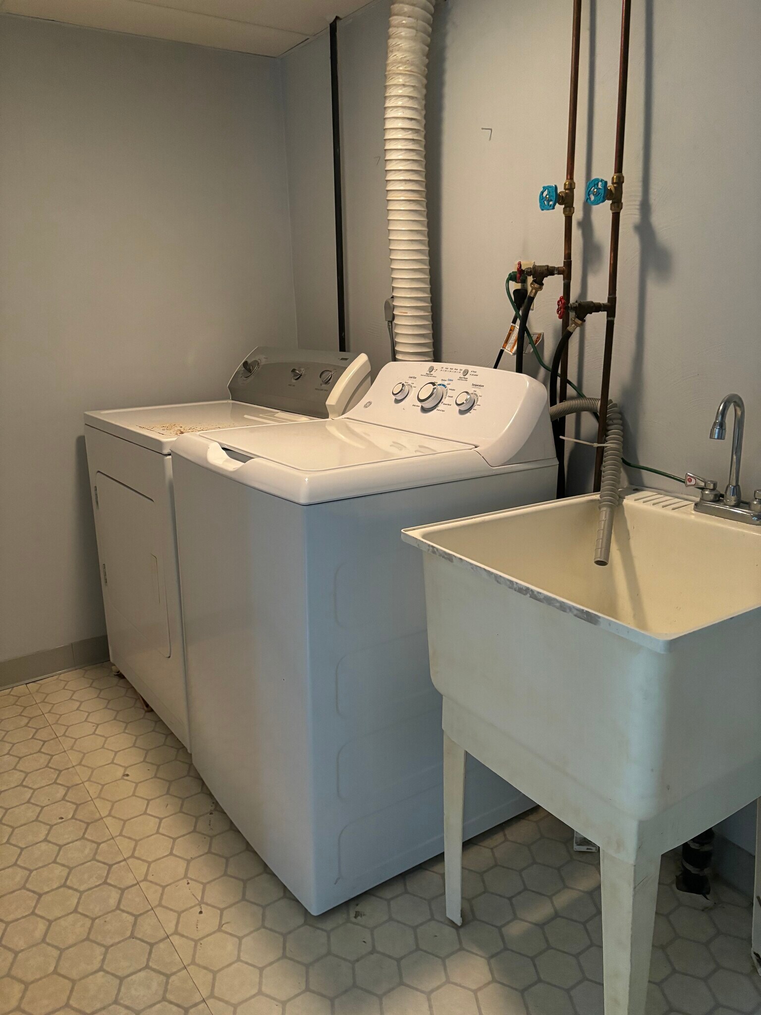 Building Photo - 912 Highland Ave