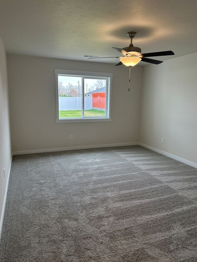 Building Photo - Alderbrook Homes, Newer Construction!