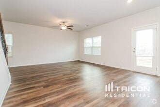 Building Photo - 2988 McKenzie Dr