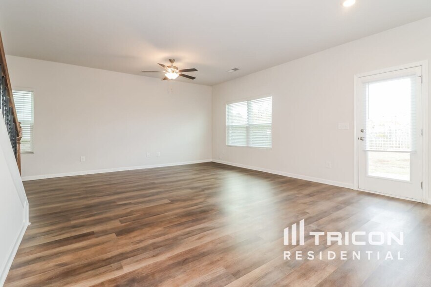 Building Photo - 2958 McKenzie Dr