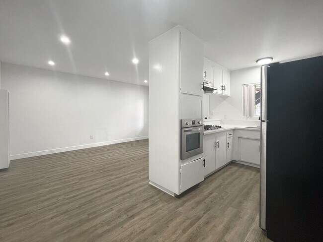 Building Photo - Upgraded 1 Bedroom In Torrance with Reserv...