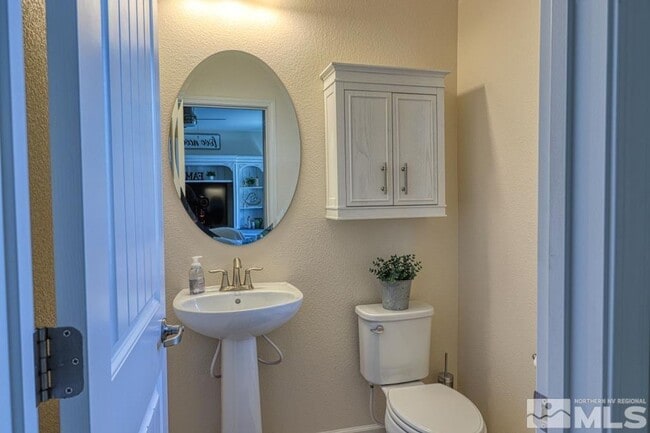 Building Photo - Townhome short drive to freeway. 3 bedroom 2 1/2 baths