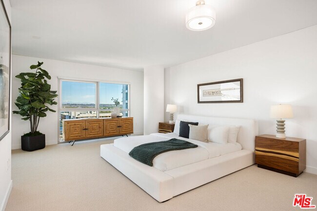 Building Photo - 13650 Marina Pointe Dr