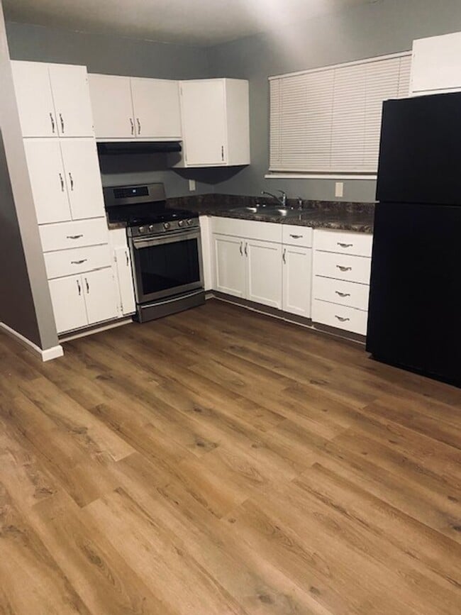 Building Photo - 3 Bedroom, 1 Bath House w/Attached Garage and Fenced Yard