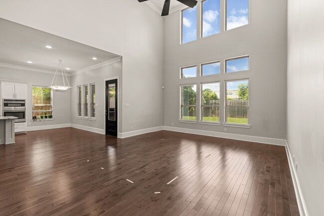 Building Photo - 8550 Ridgepoint Dr