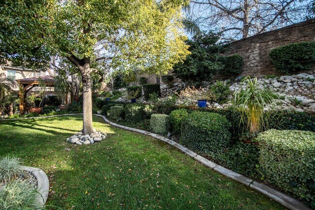 Building Photo - 26253 Cresthaven Ct