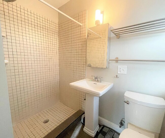 Building Photo - 3.0 bedroom in Cambridge Massachusetts 02139