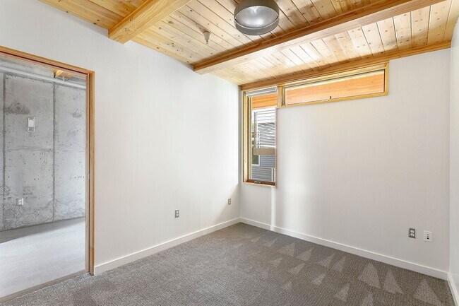 Building Photo - Walkability on Mississippi! With Parking +...