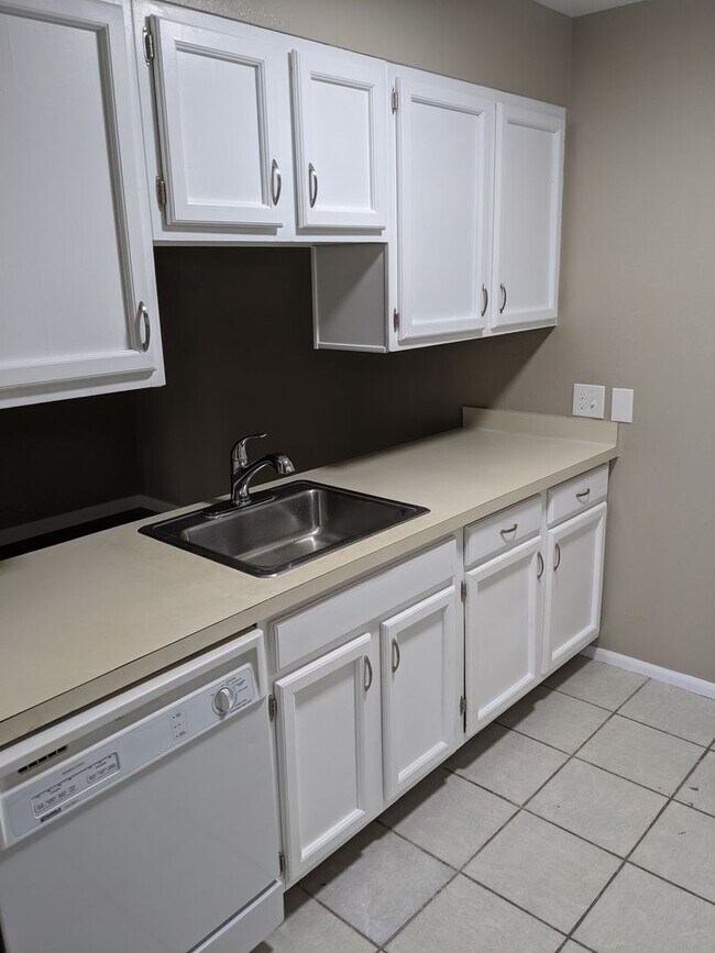 Building Photo - Mountain View 2 Bed 2 Bath 2 Balconies Top Floor Condo-Tons of Amenities