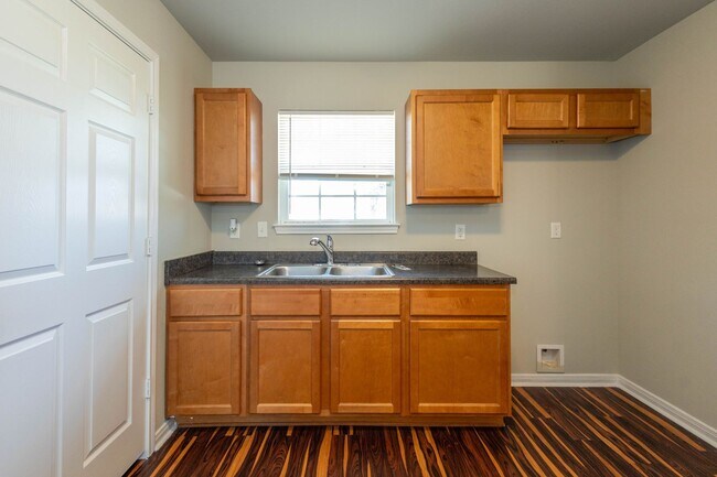 Building Photo - 2 bed, 1 bath in great location - move in ready!