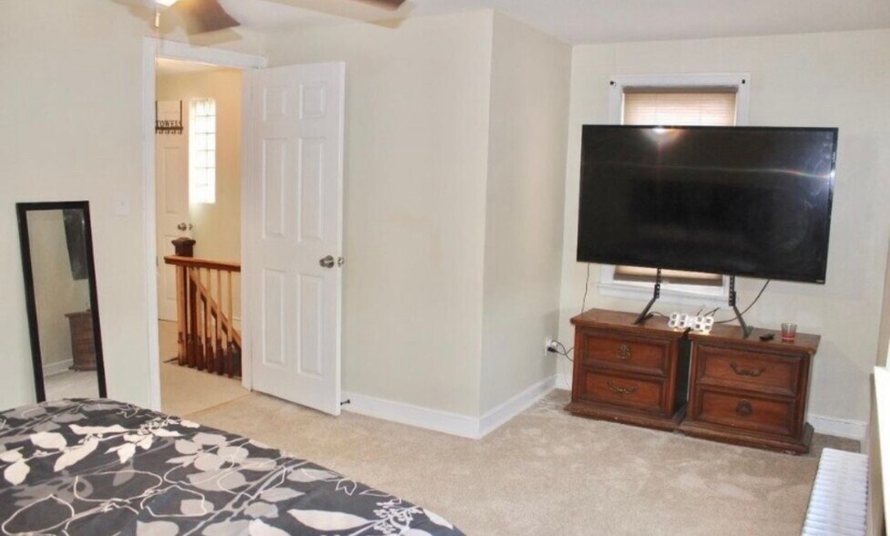 Building Photo - 425 Ferris St