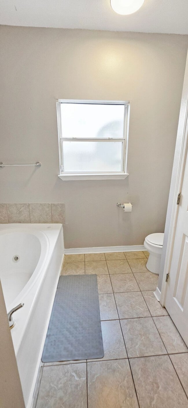 Building Photo - 1805 Irish Hill Dr