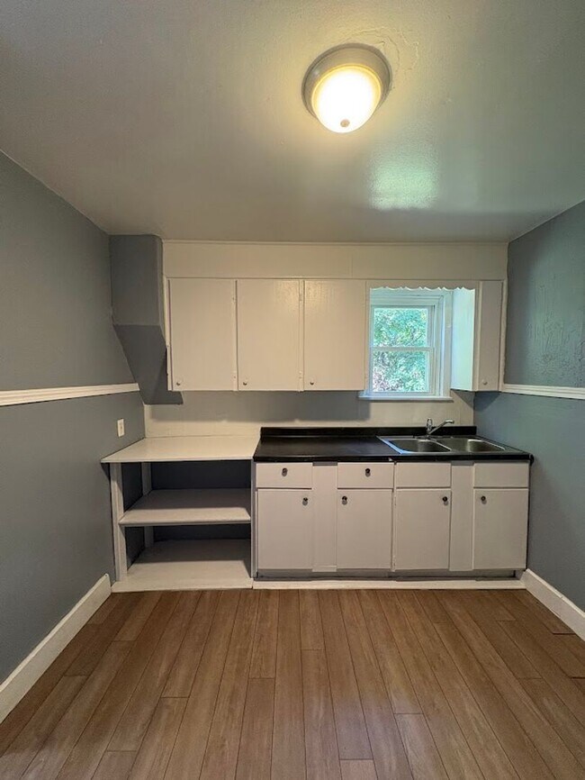 Building Photo - Two bedroom one bathroom home for rent