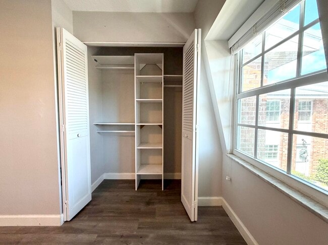 Building Photo - 413 N Cypress Dr