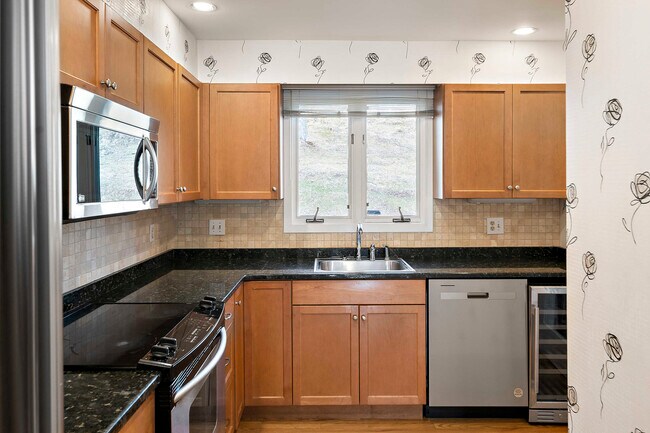 Building Photo - 248 Kenrick St