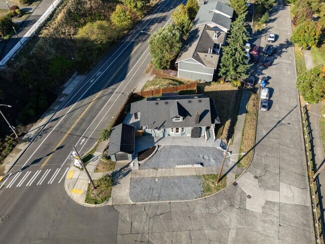 Building Photo - Charming 2-Bed 2-Bath Tacoma Craftsman | S...