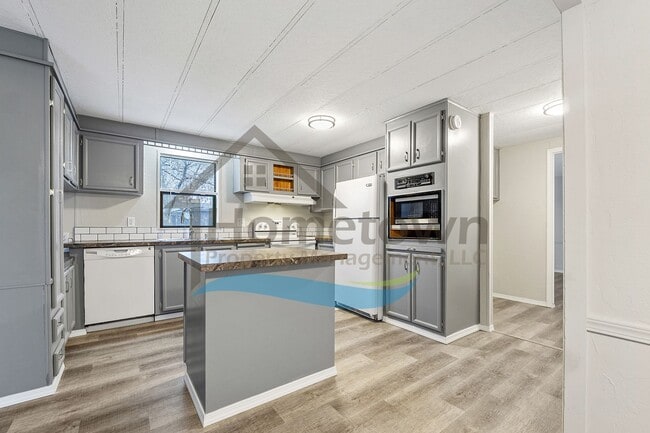 Building Photo - 2-Bedroom 2-Bathroom Home with Off-Street Parking Available in Coeur d’Alene!