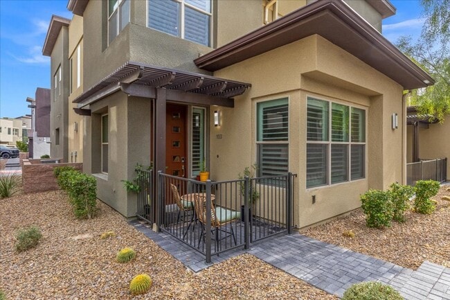 Primary Photo - Luxurious, Modern, Completely Renovated 3 ...