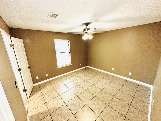 Building Photo - 622 Woodsman Dr