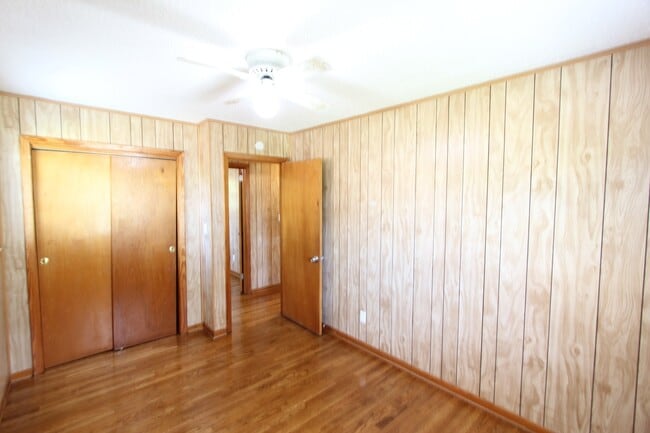 Building Photo - 3 Bedroom 1 Full Bath + Picture Perfect In & Out! You will LOVE IT!!