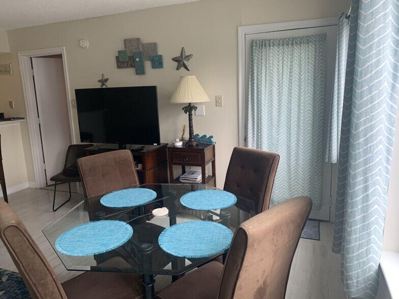 Building Photo - 983 Cayman Ct