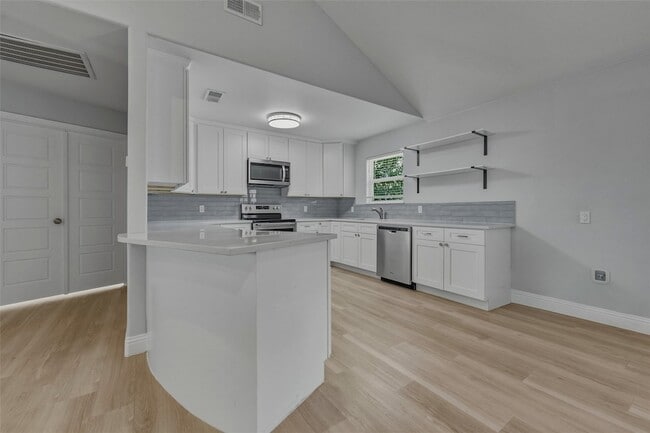 Building Photo - 324 Hillcroft Rd
