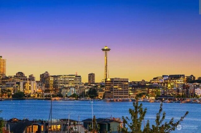 Building Photo - East Lake Town House