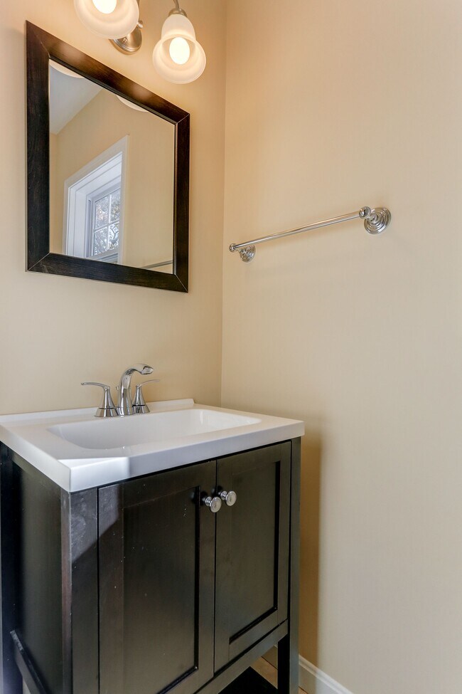 Building Photo - 51 Warner St