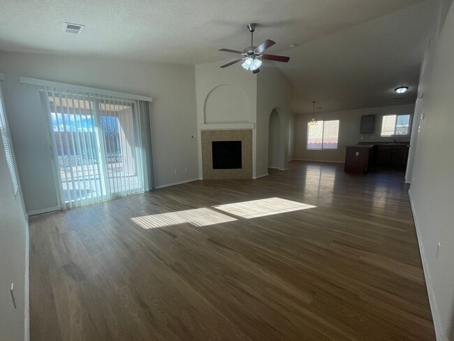 Building Photo - 4 bed 2 bath home in Huning Ranch.