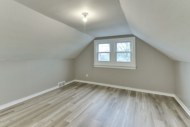Building Photo - 830 S 50th St