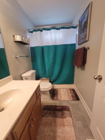 Building Photo - 524 Rothwood Ave