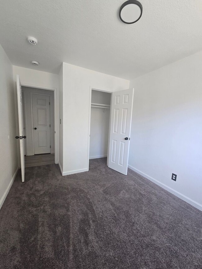 Building Photo - 4 BR 2 Ba Available 9/1