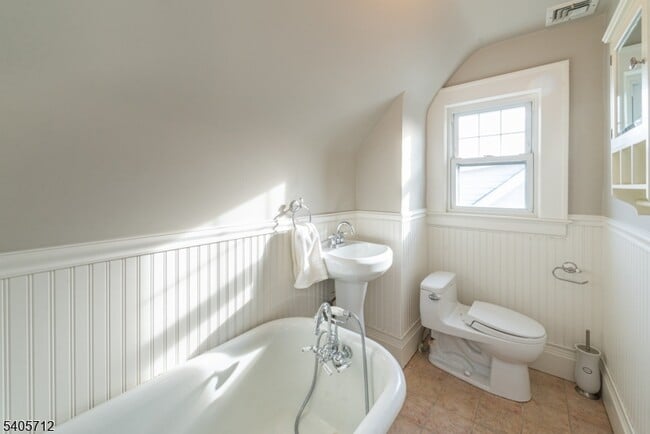 Building Photo - 479 Grove St