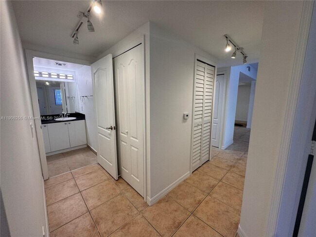 Building Photo - 9340 Fontainebleau Blvd