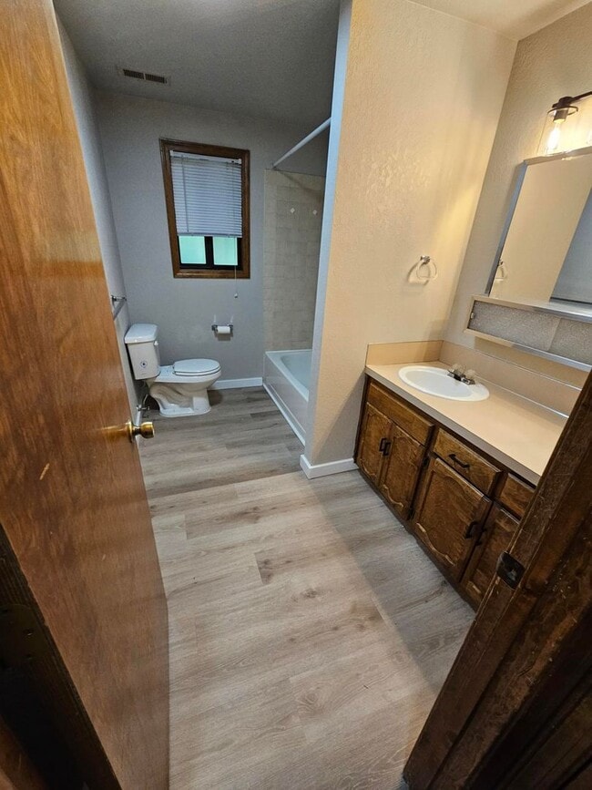 Building Photo - 2 bedroom 1.5 bath. Downtown Townhome Clos...