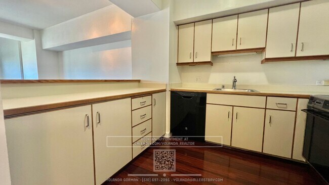 Building Photo - Stunning Large 1 Bedroom Exquisite Wood Fl...