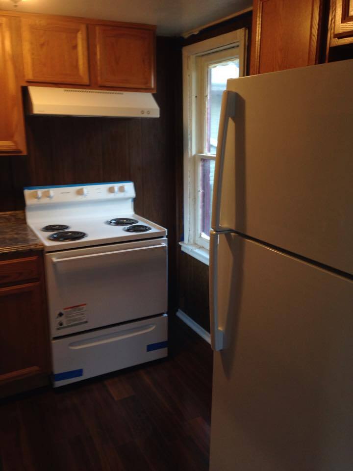 Kitchen stove and refrigerator - 924 E Main St