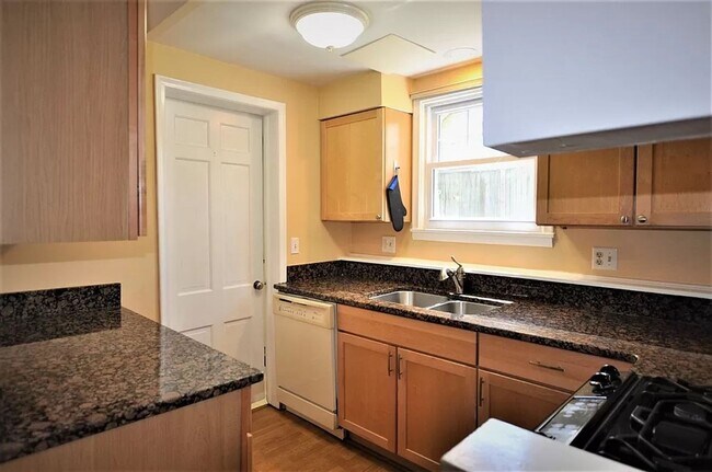 Building Photo - 906 Sylvan Ave